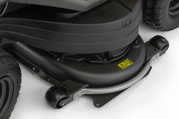 STIGA TORNADO 9121 W 121cm/47.5" Cut Side Discharge Lawn Tractor - Image 3